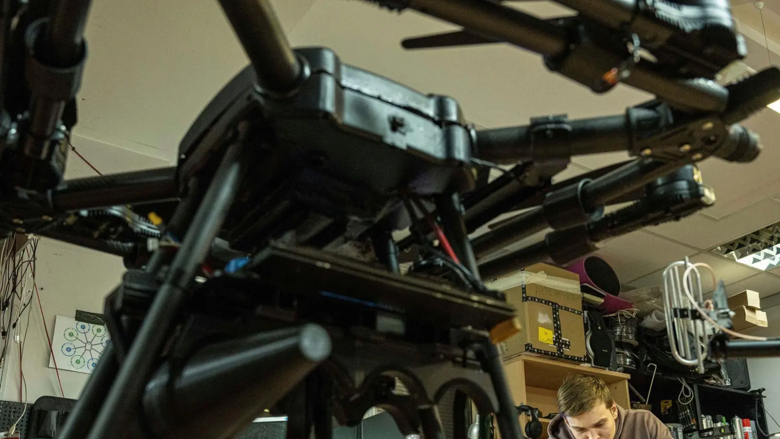 Die Ukraine baut ihr Drohnenprogramm massiv aus, um sich gegen den russischen Angriff zu wehren. (Archivbild) (Foto: Evgeniy Maloletka/AP/dpa)