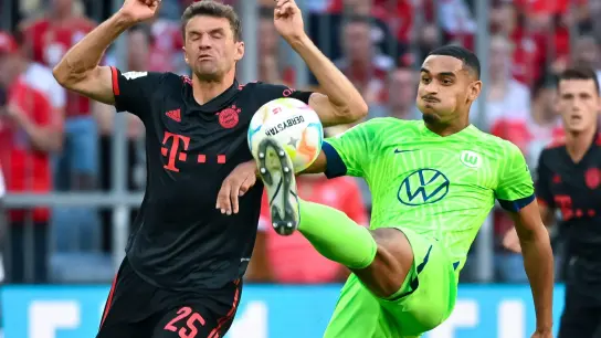 Thomas Müller (l) von München und Maxence Lacroix von Wolfsburg kämpfen um den Ball. (Foto: Sven Hoppe/dpa)