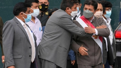 Pedro Castillo (r.) nimmt Glückwünsche von einem Abgeordneten entgegen. (Foto: Martin Mejia/AP/dpa)