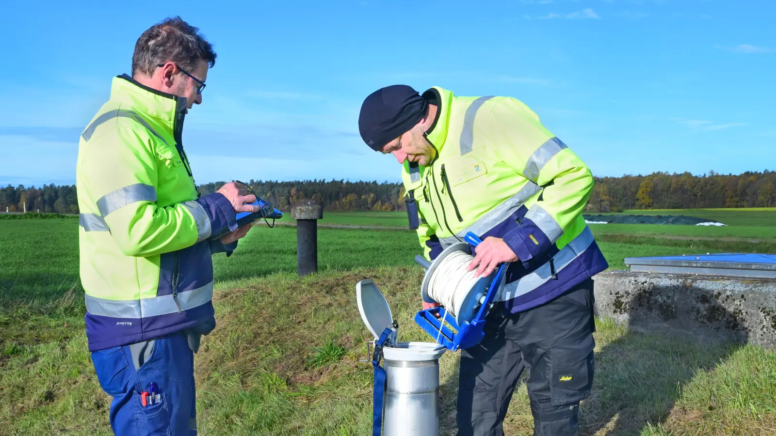 Die Pegel sind zu niedrig: Markus Weger-Schwab (rechts) und Stefan Hertlein (links) vom Wasserwirtschaftsamt bei einer Messung im Raum Burgoberbach. (Archivfoto: Sarina Schwinn)