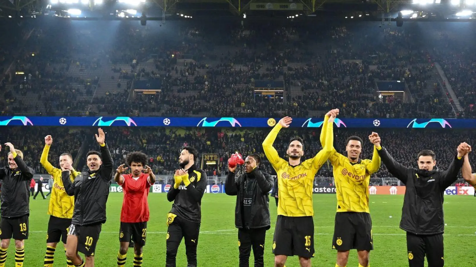 Die BVB-Spieler lassen sich von ihren Fans feiern. (Foto: Bernd Thissen/dpa)