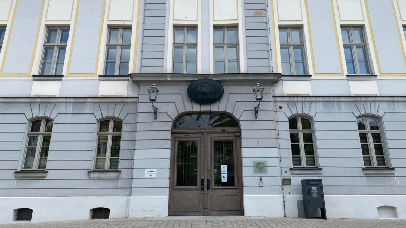 Hinter verschlossenen Türen fand am Montag der Prozessauftakt gegen sechs Jugendliche am Amtsgericht Ansbach statt. Vier von ihnen sollen die Israel-Flagge am Rathaus beschossen haben. (Symbolbild: Manfred Blendinger)