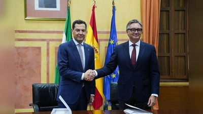 Moreno (l) und Vox-Fraktionssprecher Manuel Gavira besiegeln ihre neue Koalitionsregierung in der bevölkerungsstärksten Region Spaniens.  (Foto: María José López/EUROPA PRESS/dpa)