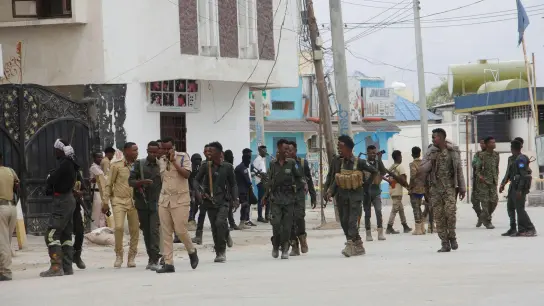 Soldaten patrouillieren auf einer Straße vor dem Hayat-Hotel in Mogadischu. (Foto: Farah Abdi Warsameh/AP/dpa)