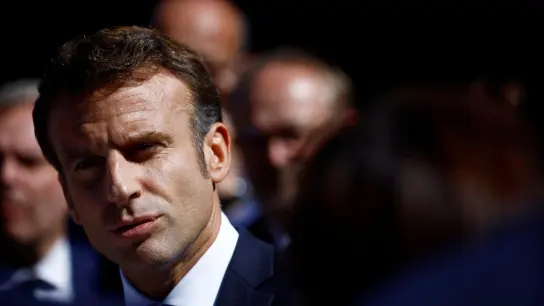 Der französische Präsident Emmanuel Macron bleibt trotz des wachsenden Drucks bei seiner skeptischen Haltung zu einer neuen Pipeline über die Pyrenäen. (Foto: Stephane Mahe/REUTERS pool/AP/dpa)