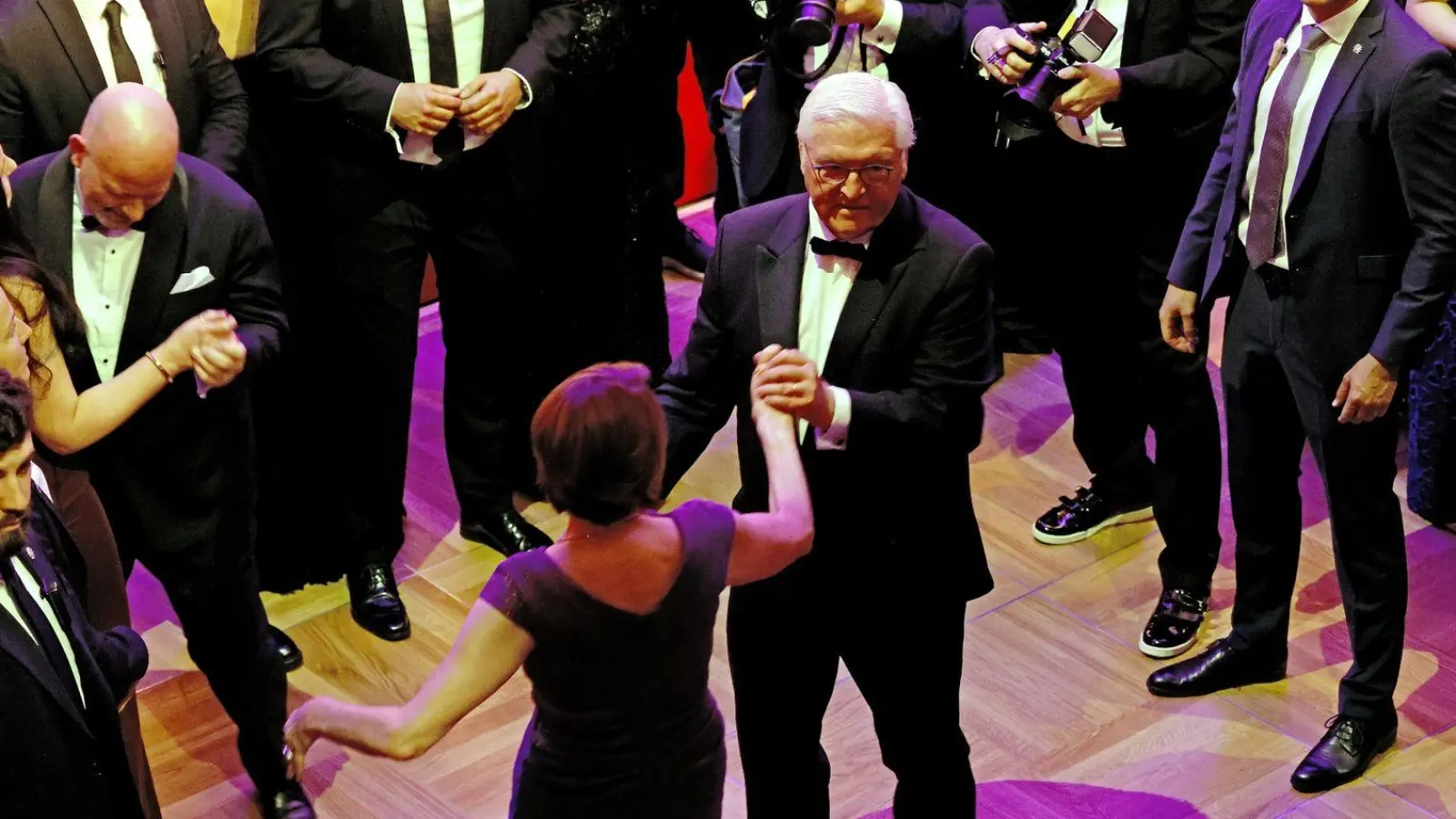 Eröffnungstanz auf dem Bundespresseball: Bundespräsident Frank-Walter Steinmeier und Elke Büdenbender. (Foto: Carsten Koall/dpa)