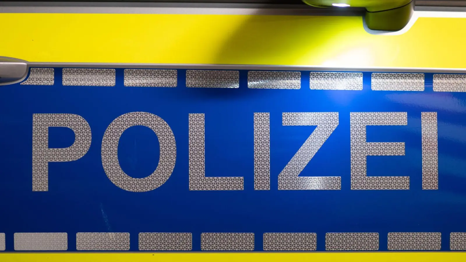 Die Polizei sucht zwei Quadfahrer. (Foto: Robert Michael/dpa)