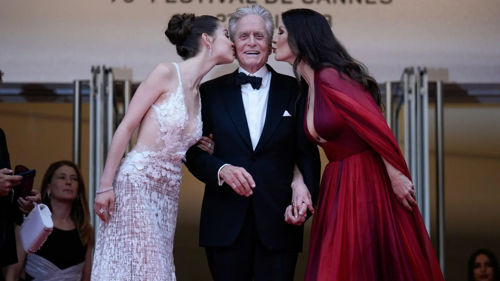 Es ist sein Abend: Michael Douglas bekommt bei den Filmfestspielen in Cannes nicht nur die Ehrenpalme, sonder auch ein Küsschen von Frau Catherine und Tochter Carys. (Foto: Daniel Cole/AP/dpa)