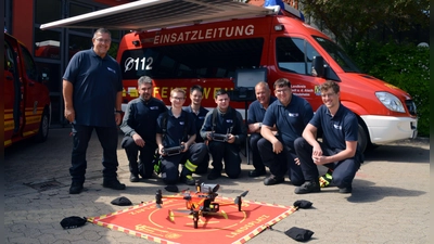 Ein Teil der 15-köpfigen neuen Drohnen-Einheit der Landkreisfeuerwehr. Das kleine Fluggerät kann in vielen Einsatzlagen – etwa bei Personensuchen oder größeren Bränden – nützlich sein. (Foto: Johannes Zimmermann)