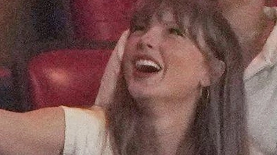 Er jubelt, sie wirft ihm einen verliebten Blick zu: Travis Kelce und Taylor Swift bei einem College-Football-Spiel. (Foto: Charlie Riedel/AP/dpa)