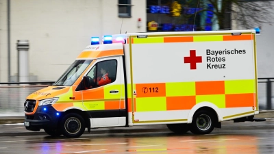 Während einer Einsatzfahrt ist ein Rettungswagen bei Flachslanden von einem Transporterfahrer gerammt worden. (Symbolbild: Jim Albright)