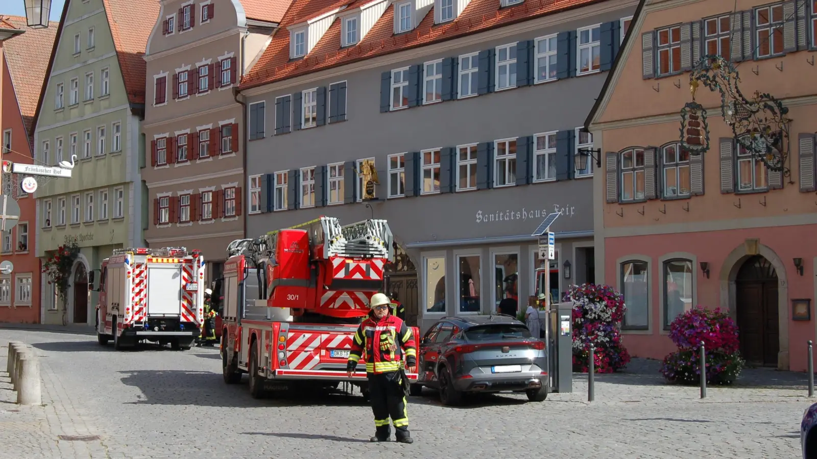 Bei ihrem Einsatz in der Altstadt von Dinkelsbühl hatten die Feuerwehrleute auch die Drehleiter dabei. (Foto: Markus Weinzierl)