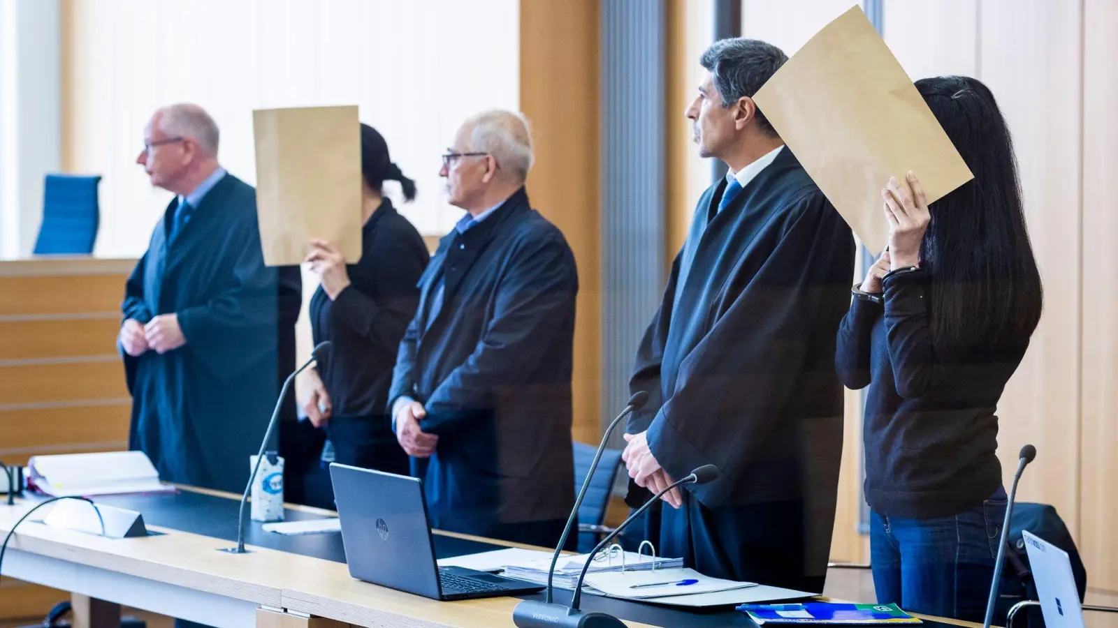 Die angeklagten Frauen stehen beim Prozessauftakt in einem Saal des Landgerichts Braunschweig. (Foto: Moritz Frankenberg/dpa)