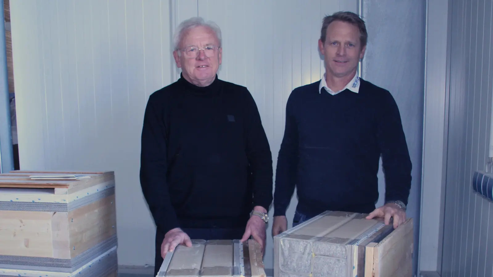 Im Werk von Wolf Bavaria in Heilsbronn zeigen Richard und Michael Wolf (von links) Prototypen, wie die Wand eines Hauses aus Papier aufgebaut sein könnte. (Foto: Robert Maurer)