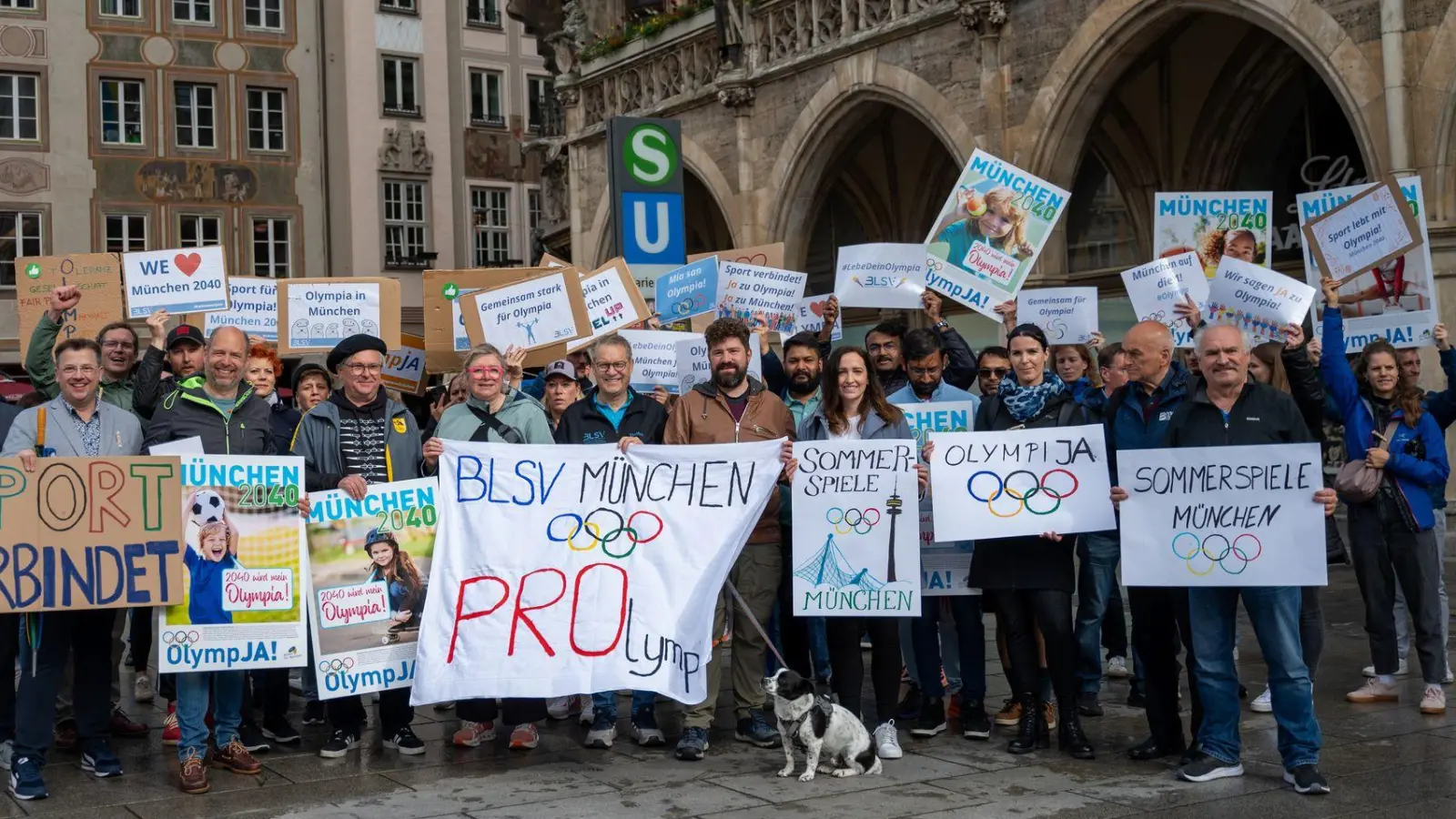 Vor der Abstimmung im Stadtrat unterstützen Demonstranten die Bewerbung. Sie erhoffen sich zahlreiche positive Impulse für die Stadt. (Foto: Leonie Asendorpf/dpa)