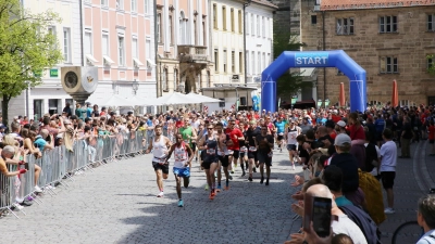 Mehr Start-Ziel-Sieg geht nicht: Der spätere Gewinner Kidus Gebremeskel (vorne) aus Äthiopien setzte sich nur wenige Meter nach dem Start ab, baute seinen Vorsprung kontinuierlich aus und holte sich auch noch den Streckenrekord. (Foto: Alexander Biernoth)