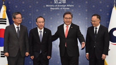Der Außenminister von Südkorea (2.v.r), der stellvertretende Außenminister von Japan (2.v.l), sein chinesischer Amtskollegen (r) und Cder stellvertretender Außenminister von Südkorea: Ein ähnliches Treffen könnte wieder stattfinden. (Foto: Kim Min-Hee/Pool Kyodo News/AP/dpa)