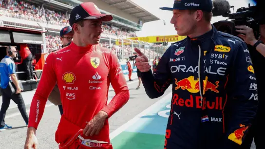Der Punktekampf zwischen Charles Leclerc (l) und Red-Bull-Champion Max Verstappen geht auch in Barcelona weiter. (Foto: Joan Monfort/AP/dpa)