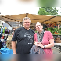 Wilhelmdorfs Bürgermeister Rüdiger Probst und seine Frau Daniela schlenderten in der Nachbargemeinde mit der Aussicht auf ein paar Kunstwerke. (Foto: Christa Frühwald)