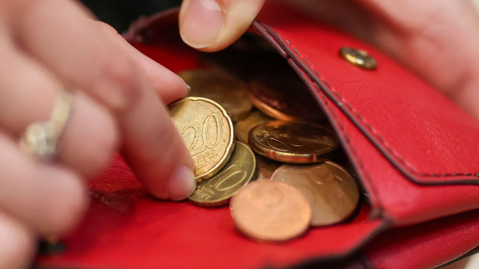 Einkommen im unteren Bereich gehören für Millionen von Menschen zum Alltag. (Symbolbild) (Foto: Jan Woitas/dpa)