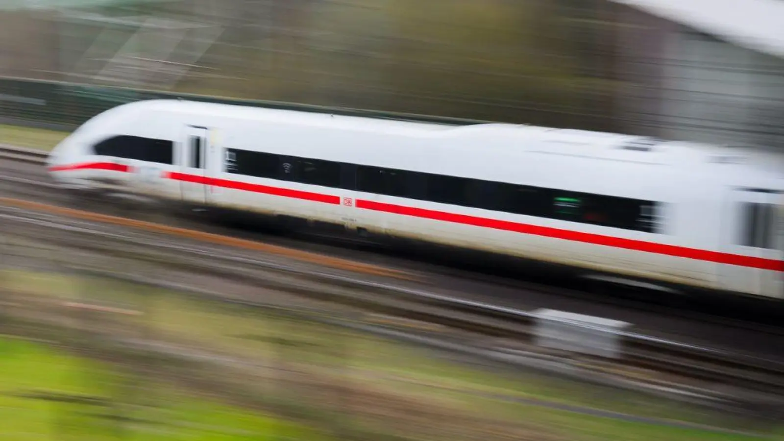 Ein ICE fährt auf einer Bahntrasse. (zu dpa: „ICE in Thüringen liegengeblieben - 450 Menschen betroffen“) (Foto: Julian Stratenschulte/dpa)