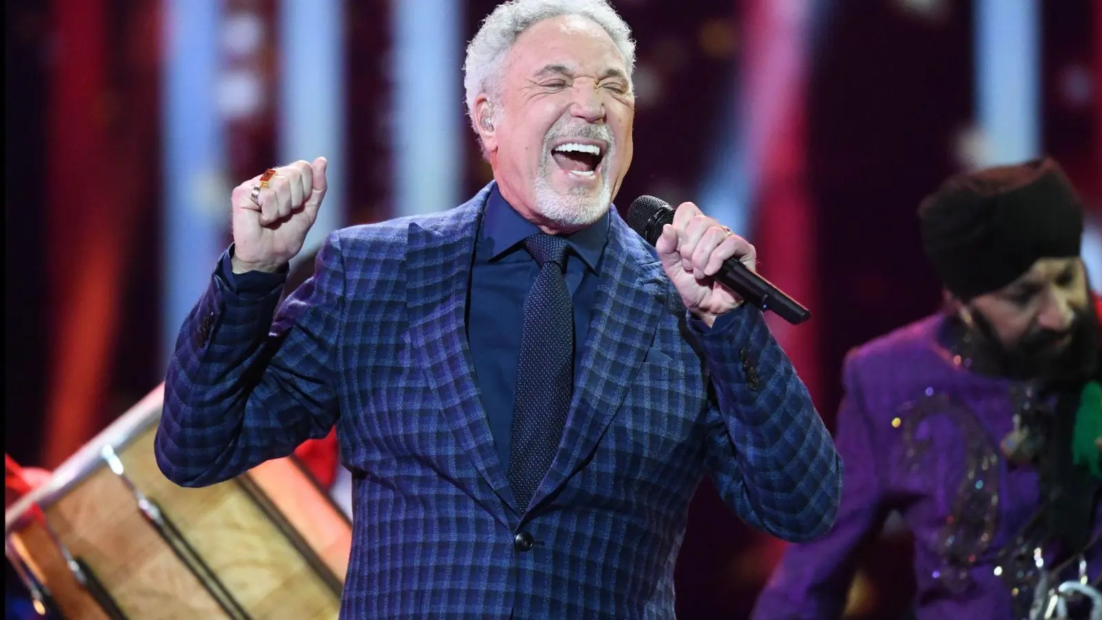 Tom Jones bei einem Auftritt in der Londoner Royal Albert Hall. (Foto: Andrew Parsons/Sunday Times/PA Wire/dpa)