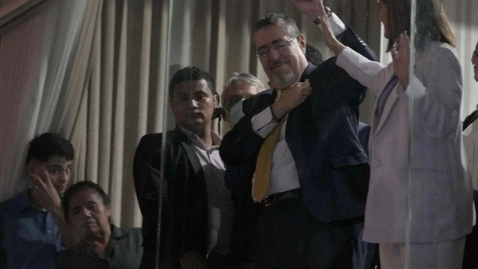 Der linke Überraschungskandidat Bernardo Arévalo ging nach einem turbulenten Wahlkampf als Sieger aus der Stichwahl um das Präsidentenamt in Guatemala hervor. (Foto: Moises Castillo/AP)