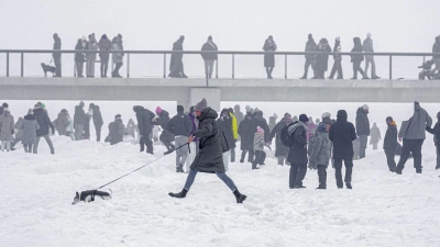 Strandspaziergang (Foto: Markus Scholz/dpa)