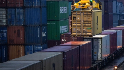 Weltweite Lieferketten sind empfindlich aufeinander abgestimmt. (Symbolbild)  (Foto: Marijan Murat/dpa)