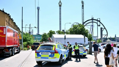 Die Polizei sperrt den Vergnügungspark „Gröna Lund“ nach dem Unfall ab. (Foto: Claudio Bresciani/TT News Agency/AP)