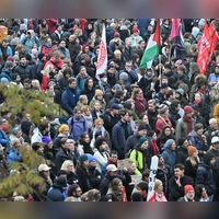 In München haben sich mehrere hundert Menschen zu einem Protest der Initiative „Gen Z regelt“ versammelt.  (Foto: Peter Kneffel/dpa)