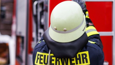 Die Feuerwehr konnte die Behälter sichern und den ausgelaufenen Stoff beseitigen. (Symbolbild) (Foto: Philipp von Ditfurth/dpa)