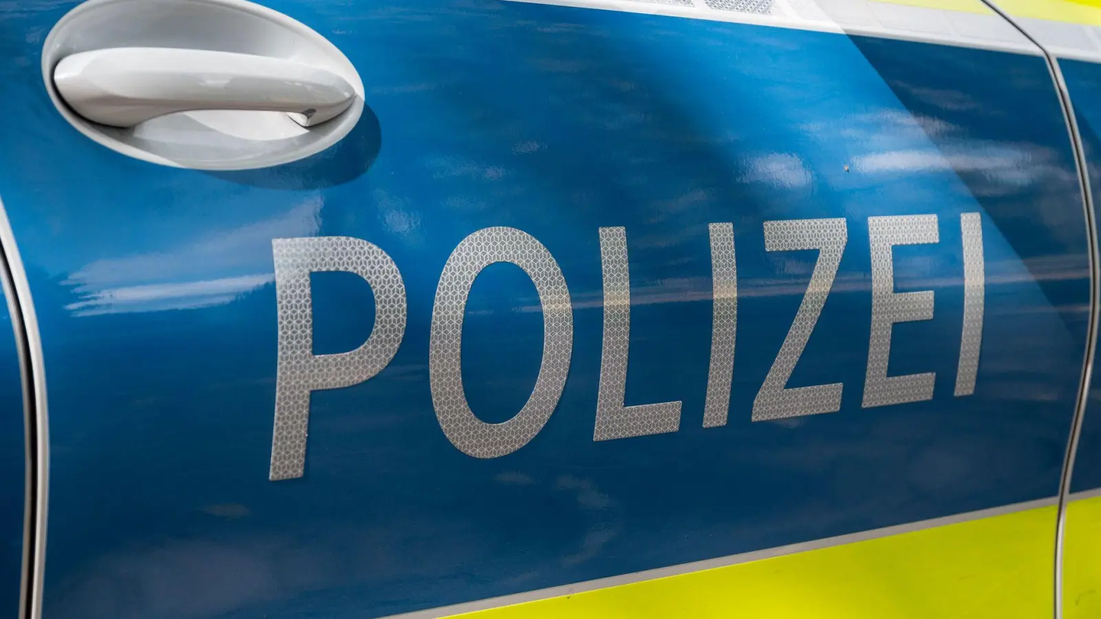 Die Polizei sucht nach Zeugen, die den Abholer des Geldes gesehen haben. (Symbolbild) (Foto: Daniel Vogl/dpa)