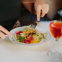Der knackige Fenchelsalat nach thailändischer Art erinnert an einen Papaya-Salat.   (Foto: Studio Kroll/dpa-tmn)