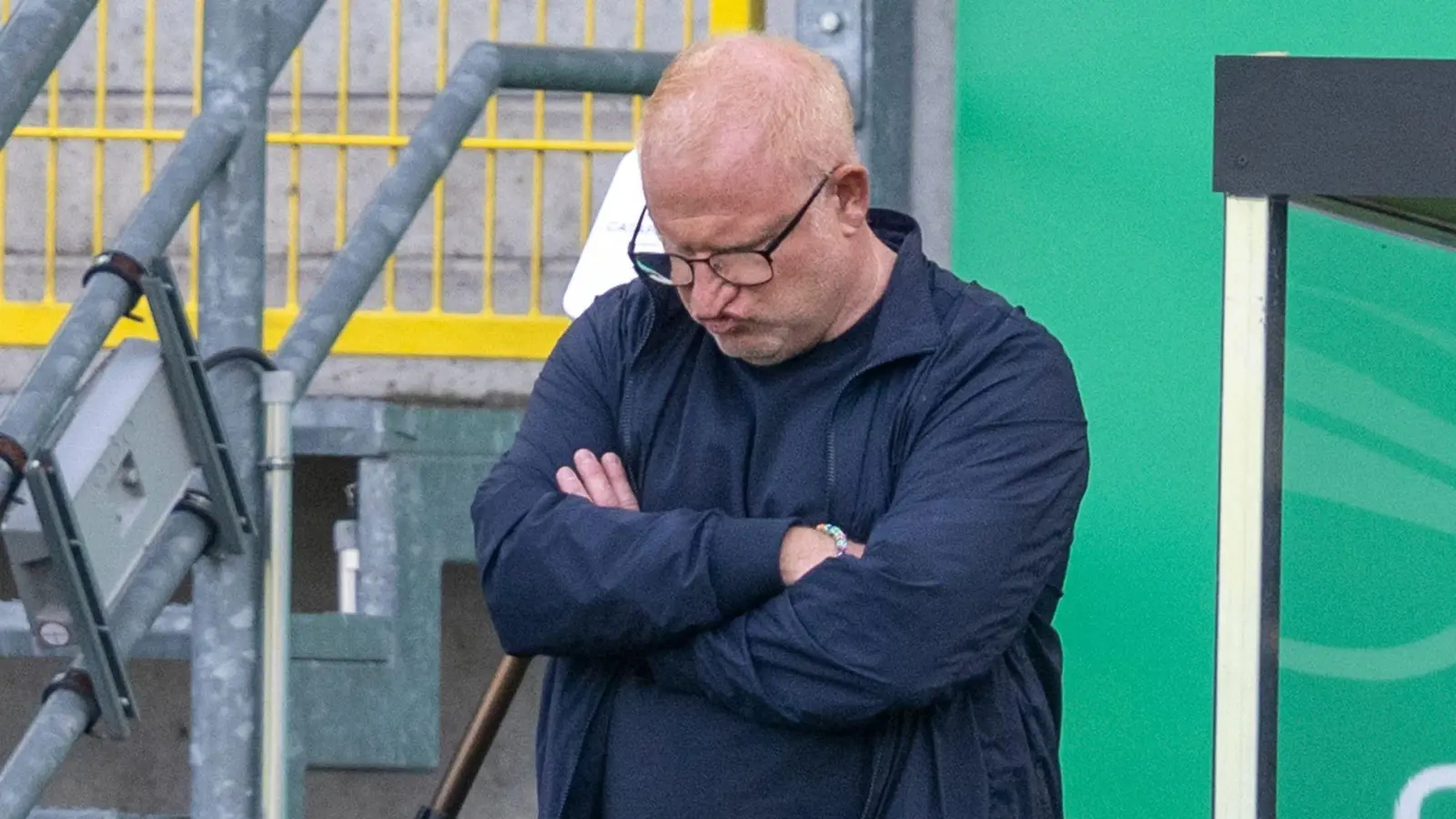 Ein Punkt in Münster: Fürths Trainer Heiko Vogel reagiert nicht zufrieden. (Foto: David Inderlied/dpa)