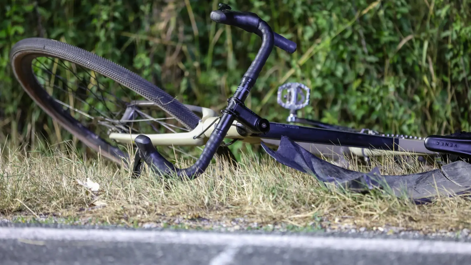 Mindestens ein Autoteil fand die Polizei neben dem Rennrad. Es gehört wohl zu einem grünen Suzuki Jimny (Baujahr 2012 - 2018) .  (Foto: NEWS5 / Oßwald)