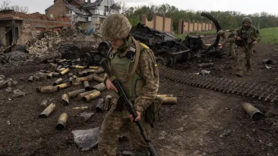 Ukrainische Soldaten patrouillieren in einem kürzlich zurückeroberten Dorf nördlich von Charkiw in der Ostukraine. (Foto: Mstyslav Chernov/AP/dpa)