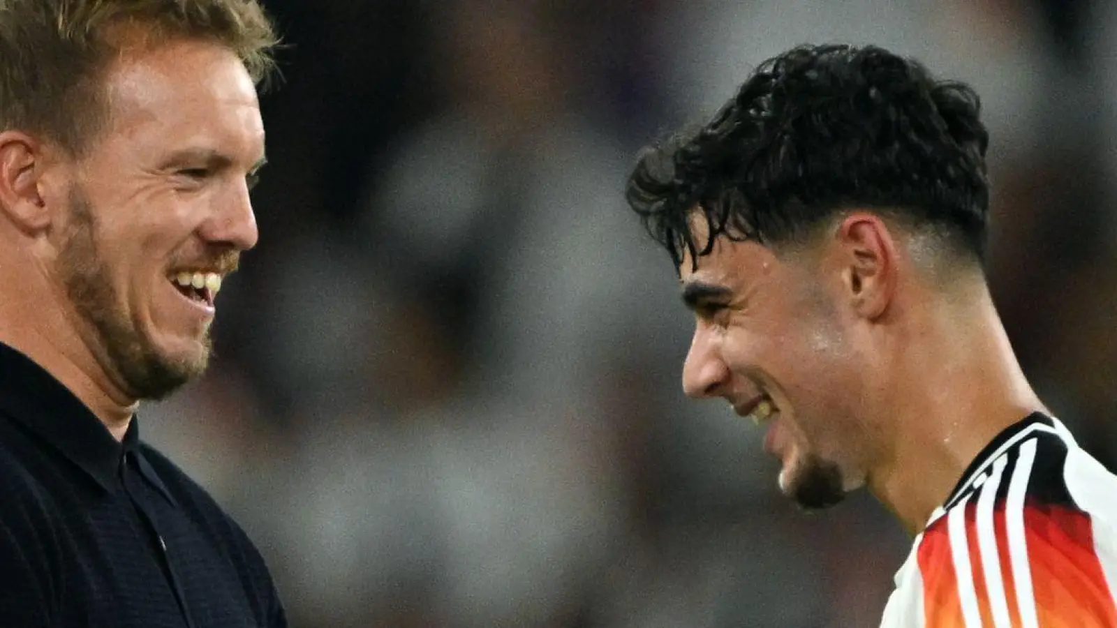 Bundestrainer Julian Nagelsmann setzt auf Aleksandar Pavlovic (r) im WM-Jahr. (Archivbild) (Foto: Federico Gambarini/dpa)