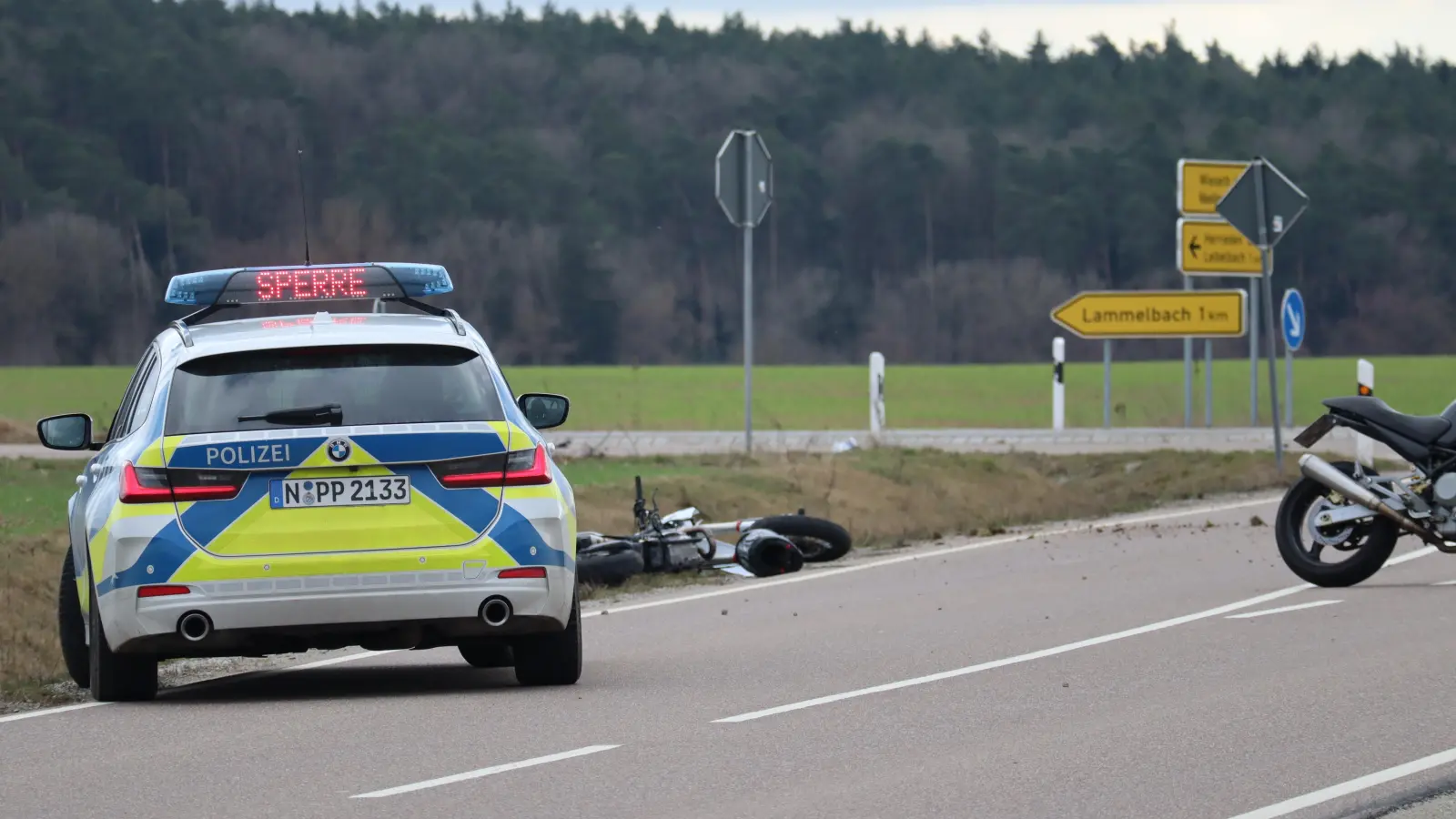 Bei einem Unfall am Samstag bei Heuberg (Herrieden) ist ein 18-jähriger Motorradfahrer noch vor Ort gestorben. (Foto: Gudrun Bayer)