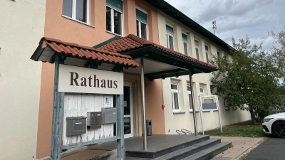 Auch für den Bereich um das Rathaus werden gerade Pläne geschmiedet. Nachdem zu Beginn des Jahres ein Ölfass ausgelaufen war, will die Gemeinde dort ebenfalls mit Hackschnitzeln heizen.  (Foto: Karl-Heinz Panzer)