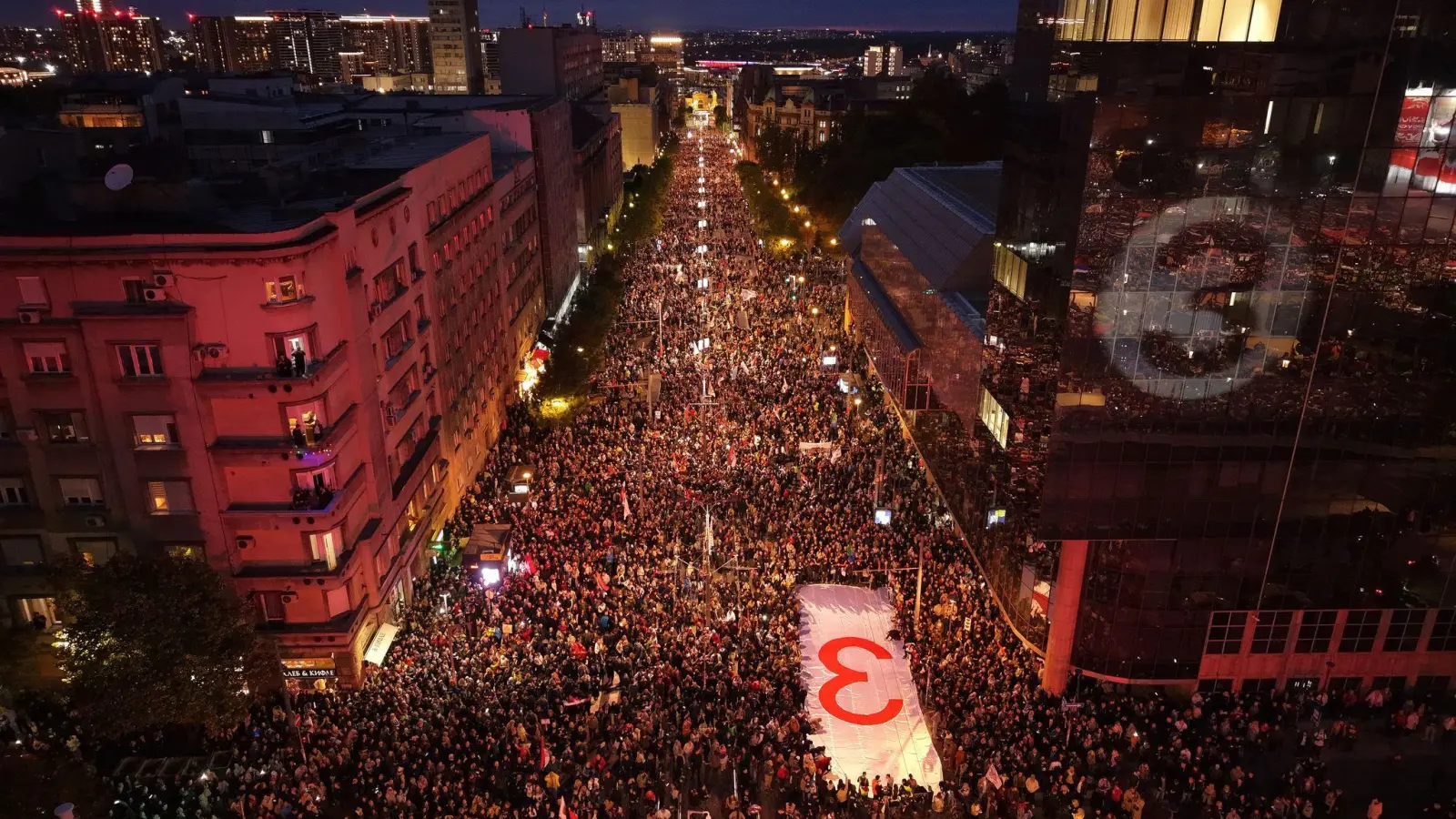 Bei der Parlamentswahl in Serbien fordert die populäre Studentenliste die Macht des Langzeitherrschers Alekandar Vucic heraus.  (Foto: Armin Durgut/AP/dpa)
