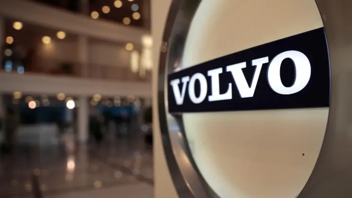 Volvo Cars ruft in Deutschland 7000 Fahrzeuge zurück. Grund ist ein möglicher Software-Fehler im Bremssteuermodul. (Foto: Virginia Mayo/AP/dpa)