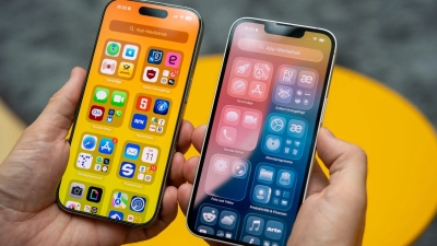 Links „alt“, rechts „neu“: iOS 26 arbeitet viel mit Transparenz-Effekten. Wer das nicht mag, kann es in den Bedienungshilfen reduzieren. (Foto: Nico Tapia/dpa-tmn)