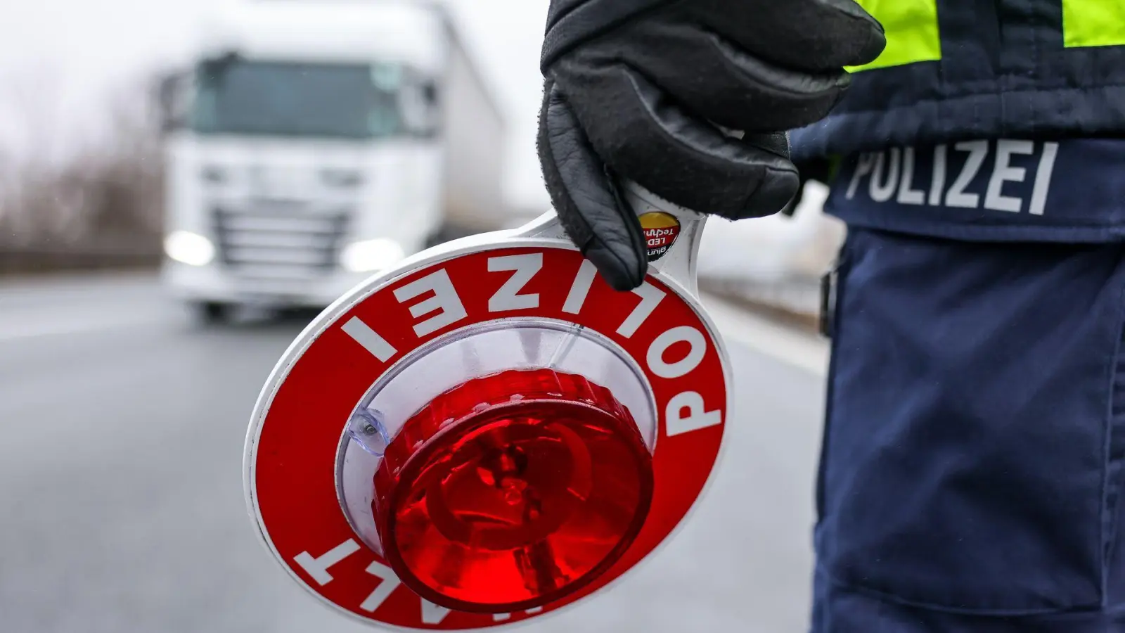 Auf der A6 verhinderte die Verkehrspolizei Ansbach die Weiterfahrt von zwei Lkw mit technischen Mängeln. (Symbolbild: Jan Woitas/dpa)