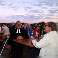Inmitten von Menschen fühlte sich Pfarrerin Christine Kern all die Jahre am wohlsten&nbsp;– auch bei ihrer Verabschiedung war sie umringt von Weggefährtinnen und Weggefährten. (Foto: Gerhard Krämer)