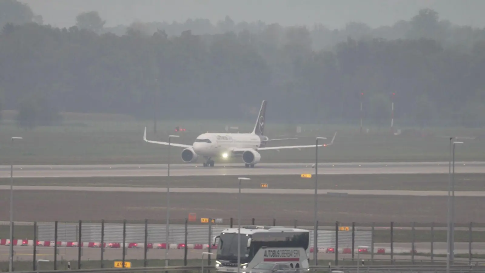 Am Morgen wurde der Flugbetrieb wieder aufgenommen. (Foto: Enrique Kaczor/onw-images/dpa)