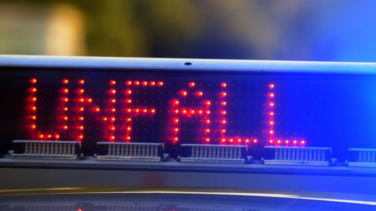 Auf der B308 im Landkreis Lindau am Bodensee sind bei einem Unfall mehrere Menschen verletzt worden. (Symbolbild) (Foto: Stefan Puchner/dpa)