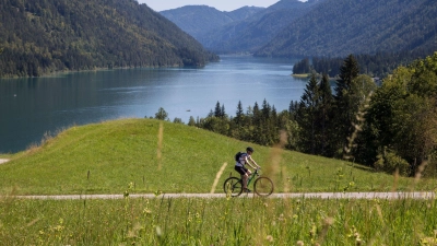 Die Kärntner Seen-Schleife führt Radtouristen auf gut 400 Kilometern durch Österreichs Süden. (Foto: Anita Arneitz/dpa-tmn)