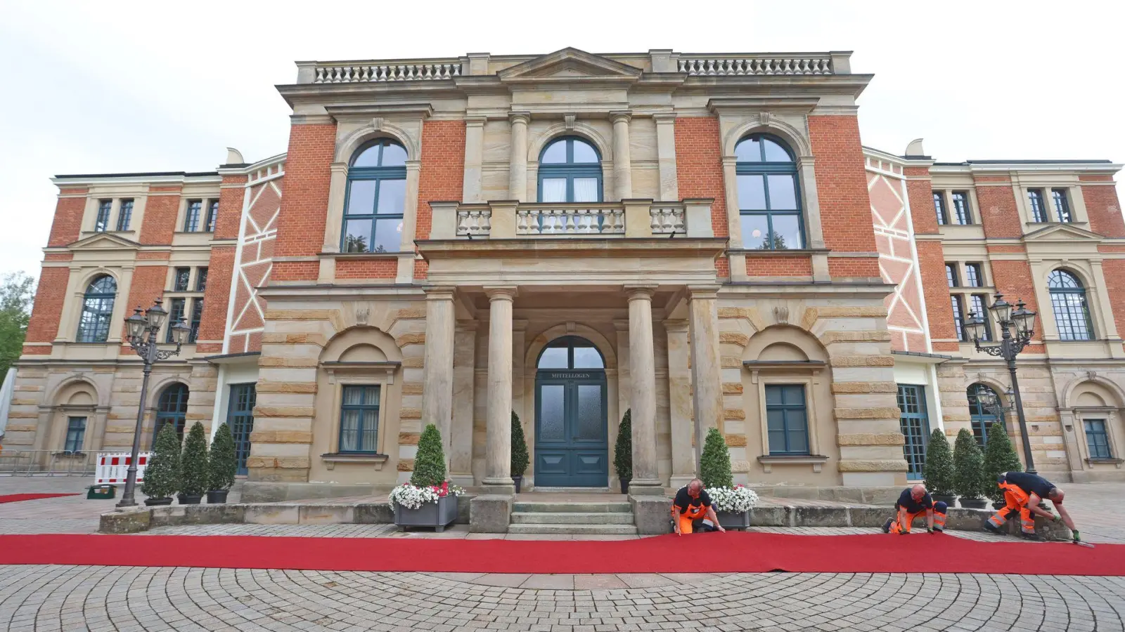 Traditionell wird zum Festspiel-Auftakt der rote Teppich für die Prominenz ausgerollt. (Archivbild) (Foto: Karl-Josef Hildenbrand/dpa)