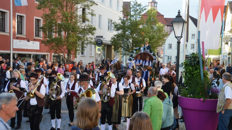 Abmarsch mit dem Musikverein Großenried vor vielen Zuschauern: Das Volks- und Heimatfest Wassertrüdingen wurde eröffnet. (Foto: Peter Tippl)